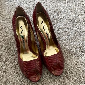 Nina Snake Skin Dark Red and Gold Pumps size 6M